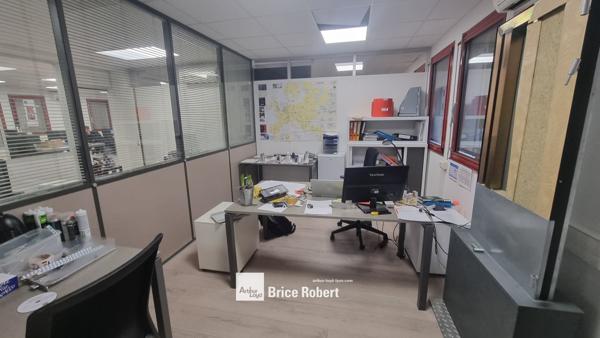 Bureaux à louer ou à vendre à Dardilly avec stockage - rénovés en 2020