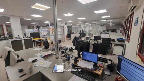 Bureaux à louer ou à vendre à Dardilly avec stockage - rénovés en 2020