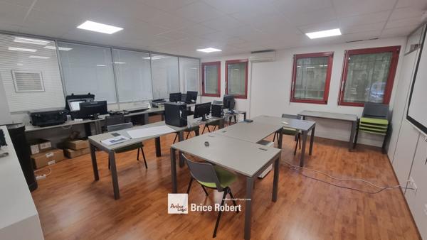 Bureaux à louer ou à vendre à Dardilly avec stockage - rénovés en 2020