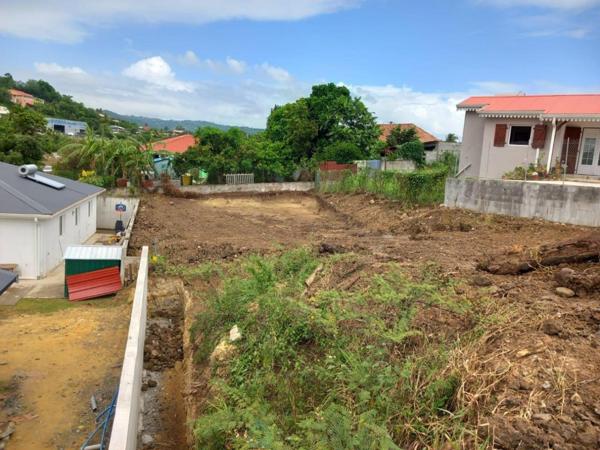 Terrain à vendre de 455 m², surface de plancher 95 m², à Rivière-Salée, quartier Laugier.