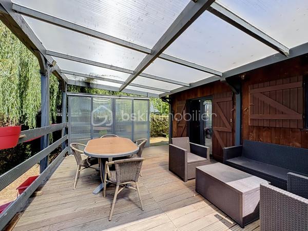 CABOURG, EXCLUSIVITE, Parc Résidentiel de Loisirs CALIFORNIA PARK avec piscine chauffée, tennis et étang, chalet de 57,49 m²Loi CARREZ (75,28 m² au sol) offrant : séjour toit cathédrale avec climatiseur réversible (chaud/froid), cuisine aménagée et équipée, deux chambres, dégagement avec rangement, salle d'eau avec douche à l'italienne et wc séparés/buanderie. A l'étage : mezzanine et chambre avec belle hauteur. Spacieuse terrasse avec pergola, équipée de cloisons coulissantes, exposée SUD-OUEST donnant sur jardin clos d'environ 290m² sans vis-à-vis et ombragé. Abri de jardin, stationnement privatif pour trois véhicules.