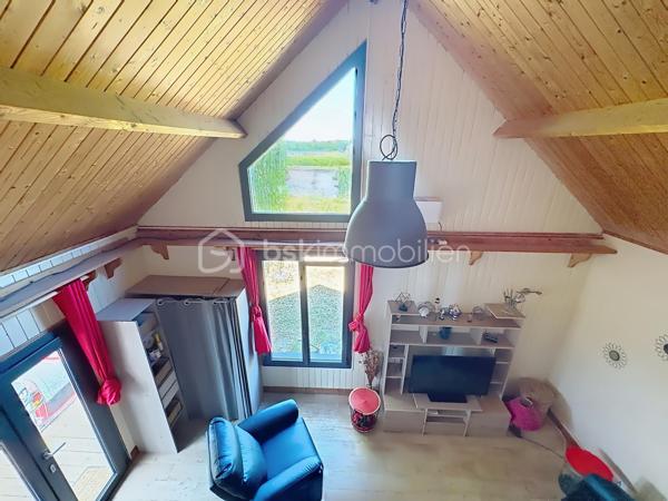 CABOURG, EXCLUSIVITE, Parc Résidentiel de Loisirs CALIFORNIA PARK avec piscine chauffée, tennis et étang, chalet de 57,49 m²Loi CARREZ (75,28 m² au sol) offrant : séjour toit cathédrale avec climatiseur réversible (chaud/froid), cuisine aménagée et équipée, deux chambres, dégagement avec rangement, salle d'eau avec douche à l'italienne et wc séparés/buanderie. A l'étage : mezzanine et chambre avec belle hauteur. Spacieuse terrasse avec pergola, équipée de cloisons coulissantes, exposée SUD-OUEST donnant sur jardin clos d'environ 290m² sans vis-à-vis et ombragé. Abri de jardin, stationnement privatif pour trois véhicules.