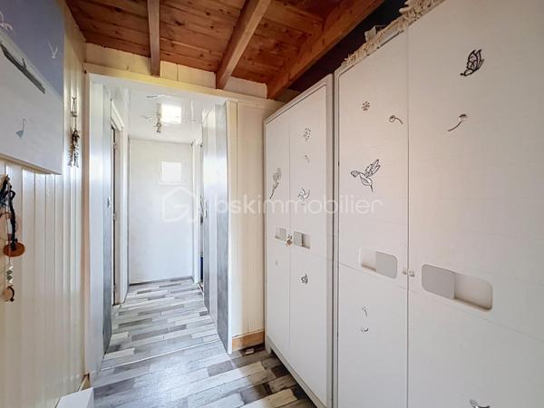 CABOURG, EXCLUSIVITE, Parc Résidentiel de Loisirs CALIFORNIA PARK avec piscine chauffée, tennis et étang, chalet de 57,49 m²Loi CARREZ (75,28 m² au sol) offrant : séjour toit cathédrale avec climatiseur réversible (chaud/froid), cuisine aménagée et équipée, deux chambres, dégagement avec rangement, salle d'eau avec douche à l'italienne et wc séparés/buanderie. A l'étage : mezzanine et chambre avec belle hauteur. Spacieuse terrasse avec pergola, équipée de cloisons coulissantes, exposée SUD-OUEST donnant sur jardin clos d'environ 290m² sans vis-à-vis et ombragé. Abri de jardin, stationnement privatif pour trois véhicules.