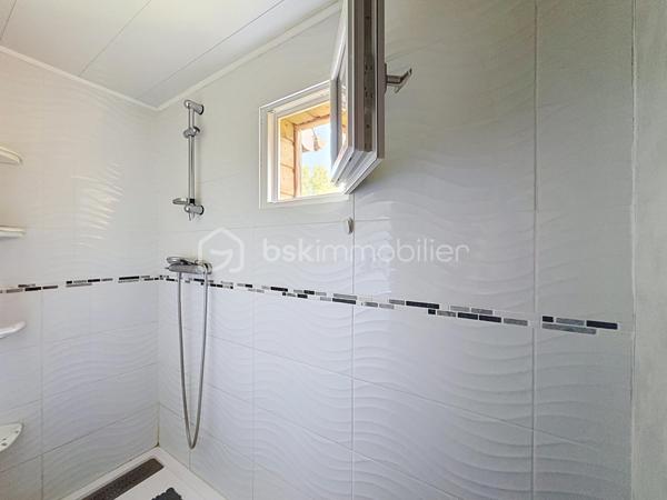 CABOURG, EXCLUSIVITE, Parc Résidentiel de Loisirs CALIFORNIA PARK avec piscine chauffée, tennis et étang, chalet de 57,49 m²Loi CARREZ (75,28 m² au sol) offrant : séjour toit cathédrale avec climatiseur réversible (chaud/froid), cuisine aménagée et équipée, deux chambres, dégagement avec rangement, salle d'eau avec douche à l'italienne et wc séparés/buanderie. A l'étage : mezzanine et chambre avec belle hauteur. Spacieuse terrasse avec pergola, équipée de cloisons coulissantes, exposée SUD-OUEST donnant sur jardin clos d'environ 290m² sans vis-à-vis et ombragé. Abri de jardin, stationnement privatif pour trois véhicules.