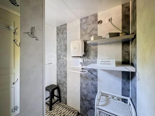 CABOURG, EXCLUSIVITE, Parc Résidentiel de Loisirs CALIFORNIA PARK avec piscine chauffée, tennis et étang, chalet de 57,49 m²Loi CARREZ (75,28 m² au sol) offrant : séjour toit cathédrale avec climatiseur réversible (chaud/froid), cuisine aménagée et équipée, deux chambres, dégagement avec rangement, salle d'eau avec douche à l'italienne et wc séparés/buanderie. A l'étage : mezzanine et chambre avec belle hauteur. Spacieuse terrasse avec pergola, équipée de cloisons coulissantes, exposée SUD-OUEST donnant sur jardin clos d'environ 290m² sans vis-à-vis et ombragé. Abri de jardin, stationnement privatif pour trois véhicules.