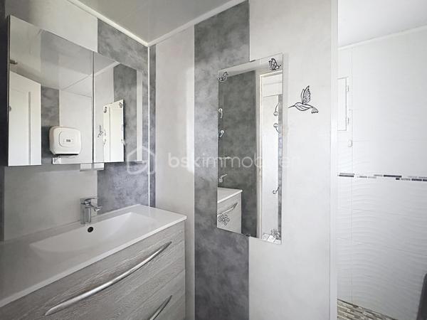 CABOURG, EXCLUSIVITE, Parc Résidentiel de Loisirs CALIFORNIA PARK avec piscine chauffée, tennis et étang, chalet de 57,49 m²Loi CARREZ (75,28 m² au sol) offrant : séjour toit cathédrale avec climatiseur réversible (chaud/froid), cuisine aménagée et équipée, deux chambres, dégagement avec rangement, salle d'eau avec douche à l'italienne et wc séparés/buanderie. A l'étage : mezzanine et chambre avec belle hauteur. Spacieuse terrasse avec pergola, équipée de cloisons coulissantes, exposée SUD-OUEST donnant sur jardin clos d'environ 290m² sans vis-à-vis et ombragé. Abri de jardin, stationnement privatif pour trois véhicules.