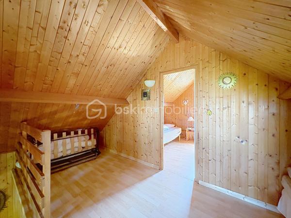 CABOURG, EXCLUSIVITE, Parc Résidentiel de Loisirs CALIFORNIA PARK avec piscine chauffée, tennis et étang, chalet de 57,49 m²Loi CARREZ (75,28 m² au sol) offrant : séjour toit cathédrale avec climatiseur réversible (chaud/froid), cuisine aménagée et équipée, deux chambres, dégagement avec rangement, salle d'eau avec douche à l'italienne et wc séparés/buanderie. A l'étage : mezzanine et chambre avec belle hauteur. Spacieuse terrasse avec pergola, équipée de cloisons coulissantes, exposée SUD-OUEST donnant sur jardin clos d'environ 290m² sans vis-à-vis et ombragé. Abri de jardin, stationnement privatif pour trois véhicules.