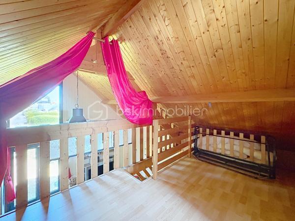 CABOURG, EXCLUSIVITE, Parc Résidentiel de Loisirs CALIFORNIA PARK avec piscine chauffée, tennis et étang, chalet de 57,49 m²Loi CARREZ (75,28 m² au sol) offrant : séjour toit cathédrale avec climatiseur réversible (chaud/froid), cuisine aménagée et équipée, deux chambres, dégagement avec rangement, salle d'eau avec douche à l'italienne et wc séparés/buanderie. A l'étage : mezzanine et chambre avec belle hauteur. Spacieuse terrasse avec pergola, équipée de cloisons coulissantes, exposée SUD-OUEST donnant sur jardin clos d'environ 290m² sans vis-à-vis et ombragé. Abri de jardin, stationnement privatif pour trois véhicules.