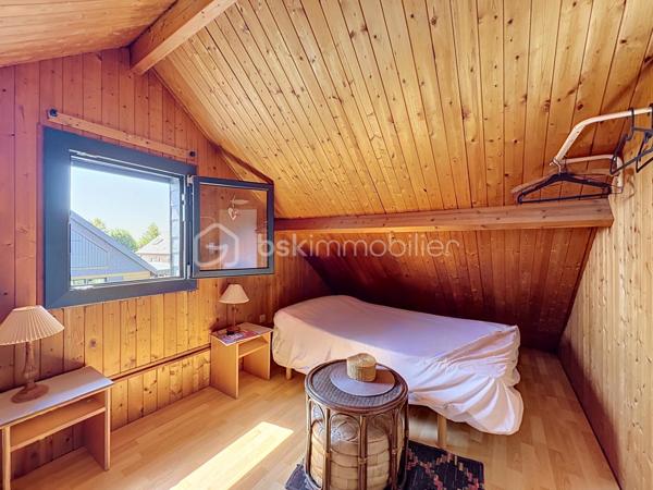 CABOURG, EXCLUSIVITE, Parc Résidentiel de Loisirs CALIFORNIA PARK avec piscine chauffée, tennis et étang, chalet de 57,49 m²Loi CARREZ (75,28 m² au sol) offrant : séjour toit cathédrale avec climatiseur réversible (chaud/froid), cuisine aménagée et équipée, deux chambres, dégagement avec rangement, salle d'eau avec douche à l'italienne et wc séparés/buanderie. A l'étage : mezzanine et chambre avec belle hauteur. Spacieuse terrasse avec pergola, équipée de cloisons coulissantes, exposée SUD-OUEST donnant sur jardin clos d'environ 290m² sans vis-à-vis et ombragé. Abri de jardin, stationnement privatif pour trois véhicules.