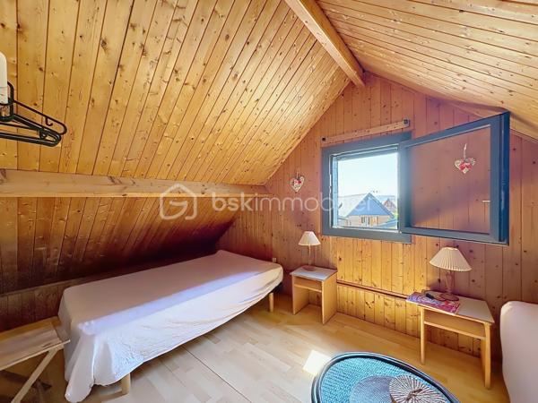 CABOURG, EXCLUSIVITE, Parc Résidentiel de Loisirs CALIFORNIA PARK avec piscine chauffée, tennis et étang, chalet de 57,49 m²Loi CARREZ (75,28 m² au sol) offrant : séjour toit cathédrale avec climatiseur réversible (chaud/froid), cuisine aménagée et équipée, deux chambres, dégagement avec rangement, salle d'eau avec douche à l'italienne et wc séparés/buanderie. A l'étage : mezzanine et chambre avec belle hauteur. Spacieuse terrasse avec pergola, équipée de cloisons coulissantes, exposée SUD-OUEST donnant sur jardin clos d'environ 290m² sans vis-à-vis et ombragé. Abri de jardin, stationnement privatif pour trois véhicules.