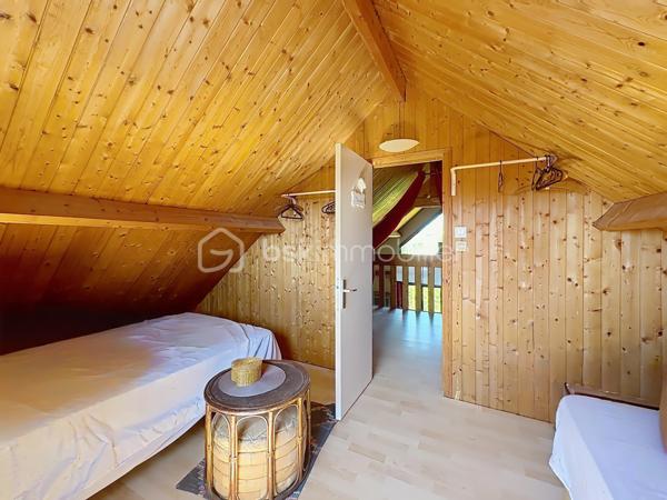 CABOURG, EXCLUSIVITE, Parc Résidentiel de Loisirs CALIFORNIA PARK avec piscine chauffée, tennis et étang, chalet de 57,49 m²Loi CARREZ (75,28 m² au sol) offrant : séjour toit cathédrale avec climatiseur réversible (chaud/froid), cuisine aménagée et équipée, deux chambres, dégagement avec rangement, salle d'eau avec douche à l'italienne et wc séparés/buanderie. A l'étage : mezzanine et chambre avec belle hauteur. Spacieuse terrasse avec pergola, équipée de cloisons coulissantes, exposée SUD-OUEST donnant sur jardin clos d'environ 290m² sans vis-à-vis et ombragé. Abri de jardin, stationnement privatif pour trois véhicules.