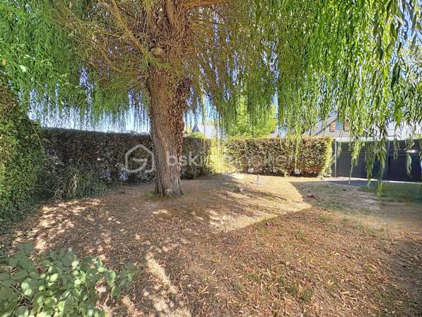 CABOURG, EXCLUSIVITE, Parc Résidentiel de Loisirs CALIFORNIA PARK avec piscine chauffée, tennis et étang, chalet de 57,49 m²Loi CARREZ (75,28 m² au sol) offrant : séjour toit cathédrale avec climatiseur réversible (chaud/froid), cuisine aménagée et équipée, deux chambres, dégagement avec rangement, salle d'eau avec douche à l'italienne et wc séparés/buanderie. A l'étage : mezzanine et chambre avec belle hauteur. Spacieuse terrasse avec pergola, équipée de cloisons coulissantes, exposée SUD-OUEST donnant sur jardin clos d'environ 290m² sans vis-à-vis et ombragé. Abri de jardin, stationnement privatif pour trois véhicules.