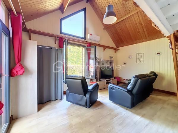 CABOURG, EXCLUSIVITE, Parc Résidentiel de Loisirs CALIFORNIA PARK avec piscine chauffée, tennis et étang, chalet de 57,49 m²Loi CARREZ (75,28 m² au sol) offrant : séjour toit cathédrale avec climatiseur réversible (chaud/froid), cuisine aménagée et équipée, deux chambres, dégagement avec rangement, salle d'eau avec douche à l'italienne et wc séparés/buanderie. A l'étage : mezzanine et chambre avec belle hauteur. Spacieuse terrasse avec pergola, équipée de cloisons coulissantes, exposée SUD-OUEST donnant sur jardin clos d'environ 290m² sans vis-à-vis et ombragé. Abri de jardin, stationnement privatif pour trois véhicules.