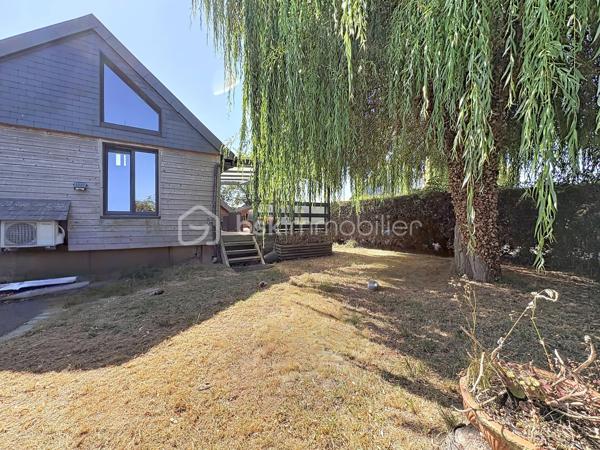 CABOURG, EXCLUSIVITE, Parc Résidentiel de Loisirs CALIFORNIA PARK avec piscine chauffée, tennis et étang, chalet de 57,49 m²Loi CARREZ (75,28 m² au sol) offrant : séjour toit cathédrale avec climatiseur réversible (chaud/froid), cuisine aménagée et équipée, deux chambres, dégagement avec rangement, salle d'eau avec douche à l'italienne et wc séparés/buanderie. A l'étage : mezzanine et chambre avec belle hauteur. Spacieuse terrasse avec pergola, équipée de cloisons coulissantes, exposée SUD-OUEST donnant sur jardin clos d'environ 290m² sans vis-à-vis et ombragé. Abri de jardin, stationnement privatif pour trois véhicules.