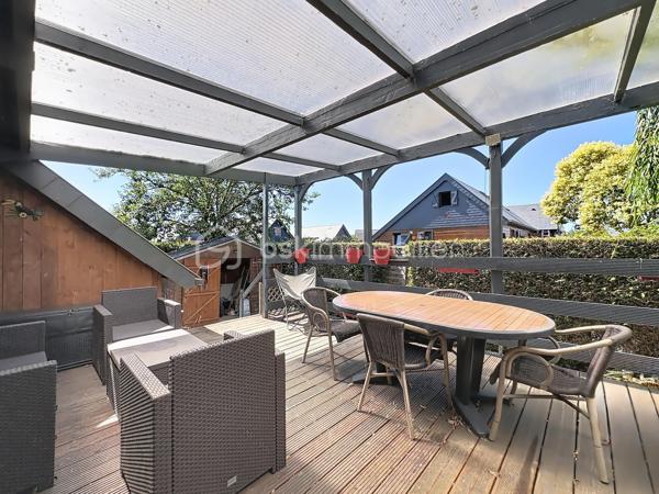 CABOURG, EXCLUSIVITE, Parc Résidentiel de Loisirs CALIFORNIA PARK avec piscine chauffée, tennis et étang, chalet de 57,49 m²Loi CARREZ (75,28 m² au sol) offrant : séjour toit cathédrale avec climatiseur réversible (chaud/froid), cuisine aménagée et équipée, deux chambres, dégagement avec rangement, salle d'eau avec douche à l'italienne et wc séparés/buanderie. A l'étage : mezzanine et chambre avec belle hauteur. Spacieuse terrasse avec pergola, équipée de cloisons coulissantes, exposée SUD-OUEST donnant sur jardin clos d'environ 290m² sans vis-à-vis et ombragé. Abri de jardin, stationnement privatif pour trois véhicules.