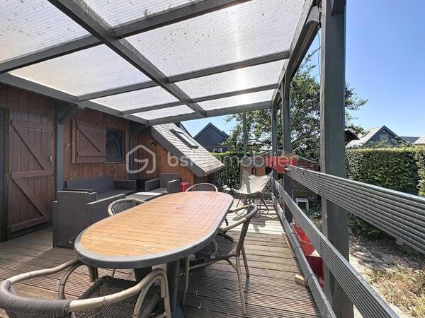 CABOURG, EXCLUSIVITE, Parc Résidentiel de Loisirs CALIFORNIA PARK avec piscine chauffée, tennis et étang, chalet de 57,49 m²Loi CARREZ (75,28 m² au sol) offrant : séjour toit cathédrale avec climatiseur réversible (chaud/froid), cuisine aménagée et équipée, deux chambres, dégagement avec rangement, salle d'eau avec douche à l'italienne et wc séparés/buanderie. A l'étage : mezzanine et chambre avec belle hauteur. Spacieuse terrasse avec pergola, équipée de cloisons coulissantes, exposée SUD-OUEST donnant sur jardin clos d'environ 290m² sans vis-à-vis et ombragé. Abri de jardin, stationnement privatif pour trois véhicules.