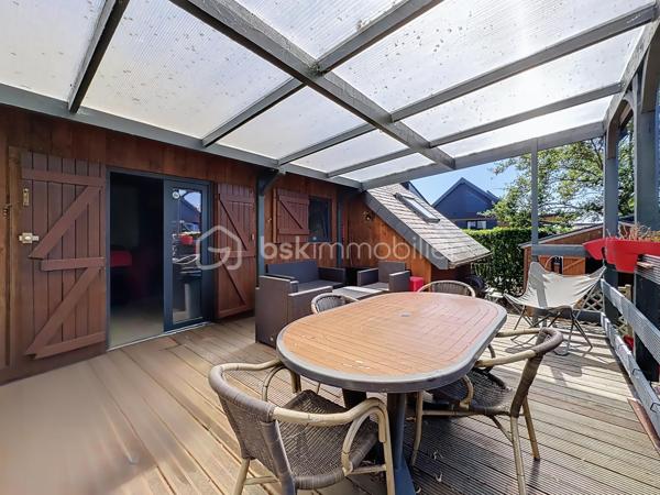 CABOURG, EXCLUSIVITE, Parc Résidentiel de Loisirs CALIFORNIA PARK avec piscine chauffée, tennis et étang, chalet de 57,49 m²Loi CARREZ (75,28 m² au sol) offrant : séjour toit cathédrale avec climatiseur réversible (chaud/froid), cuisine aménagée et équipée, deux chambres, dégagement avec rangement, salle d'eau avec douche à l'italienne et wc séparés/buanderie. A l'étage : mezzanine et chambre avec belle hauteur. Spacieuse terrasse avec pergola, équipée de cloisons coulissantes, exposée SUD-OUEST donnant sur jardin clos d'environ 290m² sans vis-à-vis et ombragé. Abri de jardin, stationnement privatif pour trois véhicules.