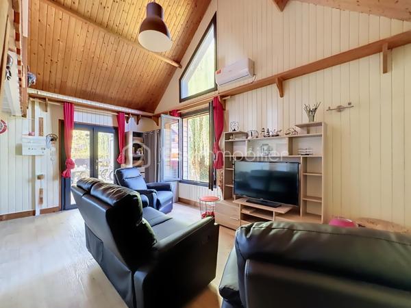 CABOURG, EXCLUSIVITE, Parc Résidentiel de Loisirs CALIFORNIA PARK avec piscine chauffée, tennis et étang, chalet de 57,49 m²Loi CARREZ (75,28 m² au sol) offrant : séjour toit cathédrale avec climatiseur réversible (chaud/froid), cuisine aménagée et équipée, deux chambres, dégagement avec rangement, salle d'eau avec douche à l'italienne et wc séparés/buanderie. A l'étage : mezzanine et chambre avec belle hauteur. Spacieuse terrasse avec pergola, équipée de cloisons coulissantes, exposée SUD-OUEST donnant sur jardin clos d'environ 290m² sans vis-à-vis et ombragé. Abri de jardin, stationnement privatif pour trois véhicules.