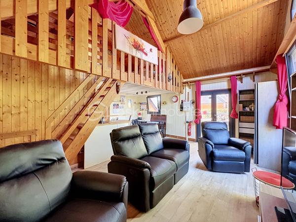 CABOURG, EXCLUSIVITE, Parc Résidentiel de Loisirs CALIFORNIA PARK avec piscine chauffée, tennis et étang, chalet de 57,49 m²Loi CARREZ (75,28 m² au sol) offrant : séjour toit cathédrale avec climatiseur réversible (chaud/froid), cuisine aménagée et équipée, deux chambres, dégagement avec rangement, salle d'eau avec douche à l'italienne et wc séparés/buanderie. A l'étage : mezzanine et chambre avec belle hauteur. Spacieuse terrasse avec pergola, équipée de cloisons coulissantes, exposée SUD-OUEST donnant sur jardin clos d'environ 290m² sans vis-à-vis et ombragé. Abri de jardin, stationnement privatif pour trois véhicules.