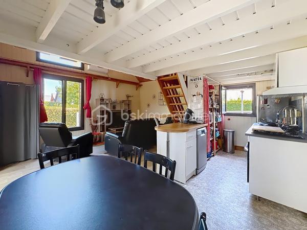 CABOURG, EXCLUSIVITE, Parc Résidentiel de Loisirs CALIFORNIA PARK avec piscine chauffée, tennis et étang, chalet de 57,49 m²Loi CARREZ (75,28 m² au sol) offrant : séjour toit cathédrale avec climatiseur réversible (chaud/froid), cuisine aménagée et équipée, deux chambres, dégagement avec rangement, salle d'eau avec douche à l'italienne et wc séparés/buanderie. A l'étage : mezzanine et chambre avec belle hauteur. Spacieuse terrasse avec pergola, équipée de cloisons coulissantes, exposée SUD-OUEST donnant sur jardin clos d'environ 290m² sans vis-à-vis et ombragé. Abri de jardin, stationnement privatif pour trois véhicules.
