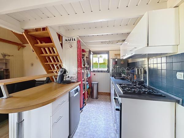 CABOURG, EXCLUSIVITE, Parc Résidentiel de Loisirs CALIFORNIA PARK avec piscine chauffée, tennis et étang, chalet de 57,49 m²Loi CARREZ (75,28 m² au sol) offrant : séjour toit cathédrale avec climatiseur réversible (chaud/froid), cuisine aménagée et équipée, deux chambres, dégagement avec rangement, salle d'eau avec douche à l'italienne et wc séparés/buanderie. A l'étage : mezzanine et chambre avec belle hauteur. Spacieuse terrasse avec pergola, équipée de cloisons coulissantes, exposée SUD-OUEST donnant sur jardin clos d'environ 290m² sans vis-à-vis et ombragé. Abri de jardin, stationnement privatif pour trois véhicules.