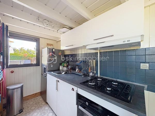 CABOURG, EXCLUSIVITE, Parc Résidentiel de Loisirs CALIFORNIA PARK avec piscine chauffée, tennis et étang, chalet de 57,49 m²Loi CARREZ (75,28 m² au sol) offrant : séjour toit cathédrale avec climatiseur réversible (chaud/froid), cuisine aménagée et équipée, deux chambres, dégagement avec rangement, salle d'eau avec douche à l'italienne et wc séparés/buanderie. A l'étage : mezzanine et chambre avec belle hauteur. Spacieuse terrasse avec pergola, équipée de cloisons coulissantes, exposée SUD-OUEST donnant sur jardin clos d'environ 290m² sans vis-à-vis et ombragé. Abri de jardin, stationnement privatif pour trois véhicules.