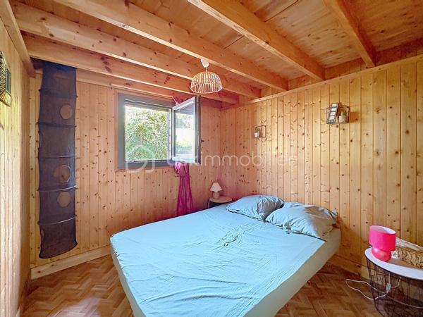 CABOURG, EXCLUSIVITE, Parc Résidentiel de Loisirs CALIFORNIA PARK avec piscine chauffée, tennis et étang, chalet de 57,49 m²Loi CARREZ (75,28 m² au sol) offrant : séjour toit cathédrale avec climatiseur réversible (chaud/froid), cuisine aménagée et équipée, deux chambres, dégagement avec rangement, salle d'eau avec douche à l'italienne et wc séparés/buanderie. A l'étage : mezzanine et chambre avec belle hauteur. Spacieuse terrasse avec pergola, équipée de cloisons coulissantes, exposée SUD-OUEST donnant sur jardin clos d'environ 290m² sans vis-à-vis et ombragé. Abri de jardin, stationnement privatif pour trois véhicules.