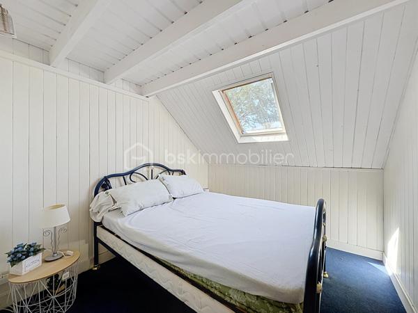 CABOURG, EXCLUSIVITE, Parc Résidentiel de Loisirs CALIFORNIA PARK avec piscine chauffée, tennis et étang, chalet de 57,49 m²Loi CARREZ (75,28 m² au sol) offrant : séjour toit cathédrale avec climatiseur réversible (chaud/froid), cuisine aménagée et équipée, deux chambres, dégagement avec rangement, salle d'eau avec douche à l'italienne et wc séparés/buanderie. A l'étage : mezzanine et chambre avec belle hauteur. Spacieuse terrasse avec pergola, équipée de cloisons coulissantes, exposée SUD-OUEST donnant sur jardin clos d'environ 290m² sans vis-à-vis et ombragé. Abri de jardin, stationnement privatif pour trois véhicules.