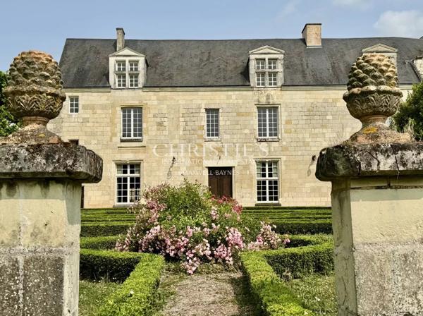Hotel particulier au cœur de la vallée de la Loire avec grand jardin clos de murs
