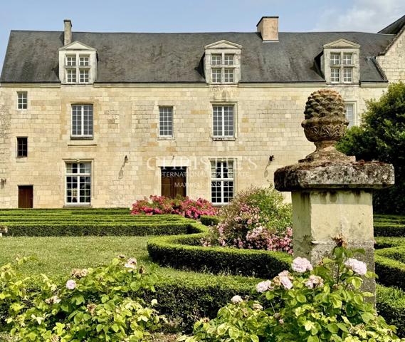Hotel particulier au cœur de la vallée de la Loire avec grand jardin clos de murs