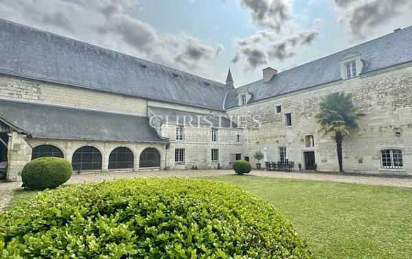 Hotel particulier au cœur de la vallée de la Loire avec grand jardin clos de murs