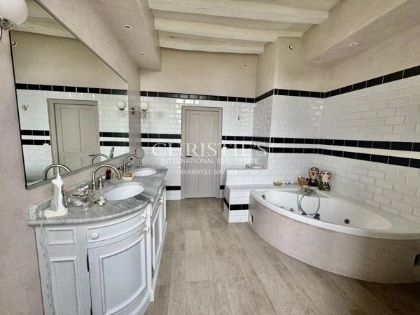 Hotel particulier au cœur de la vallée de la Loire avec grand jardin clos de murs