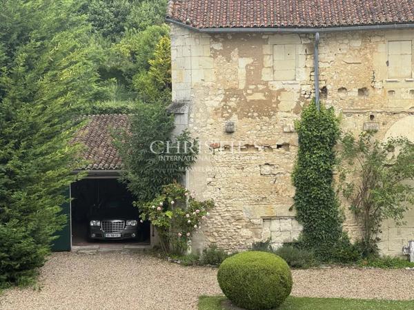 Hotel particulier au cœur de la vallée de la Loire avec grand jardin clos de murs