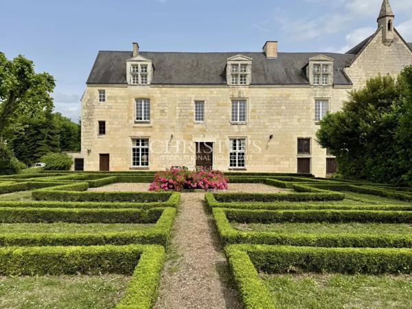 Hotel particulier au cœur de la vallée de la Loire avec grand jardin clos de murs