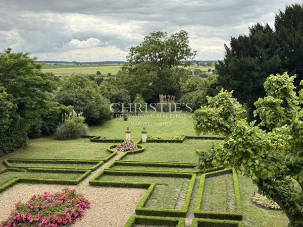 Hotel particulier au cœur de la vallée de la Loire avec grand jardin clos de murs