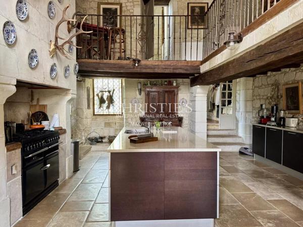 Hotel particulier au cœur de la vallée de la Loire avec grand jardin clos de murs