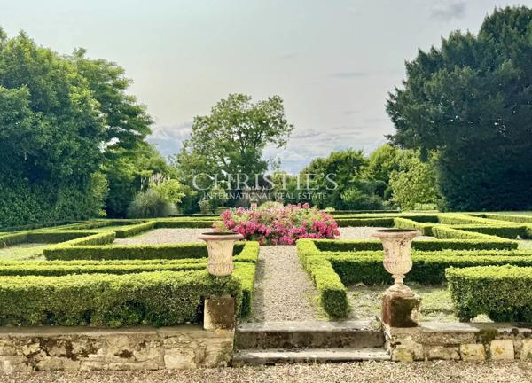 Hotel particulier au cœur de la vallée de la Loire avec grand jardin clos de murs