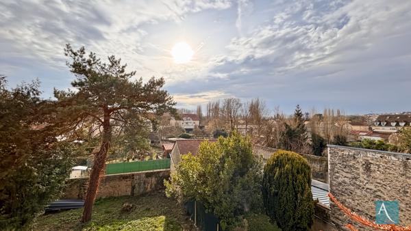 Grand appartement familial avec balcon et stationnements !