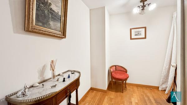 Grand appartement familial avec balcon et stationnements !