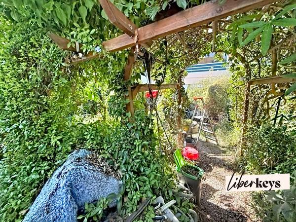 ANTIBES – 2 PIÈCES AVEC TERRASSE, JARDIN PRIVATIF DE 100 M² ET PARKING