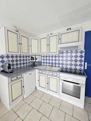 EN EXCLUSIVITE. COUP DE COEUR pour cet appartement de 2 pièces, face à la plage et à 2 pas des commodités.

Dans une résidence sécurisée, ce charmant appartement de 25 m2 avec jardin se compose d'un séjour, une cuisine, une chambre, une salle d'eau avec WC, un débarras. La douche et le ballon d'eau chaude ont été changés en 2024.
Vous serez séduit par le jardin qui prolonge la surface en vous permettant d'y prendre vos repas et d'installer vos chaises longues.
Il est vendu avec une place de parking. 
Le bon état de cet appartement, son jardin, sa situation entre plage et commerces font que nous lui attribuons la mention "COUP DE COEUR".
A découvrir sans tarder !