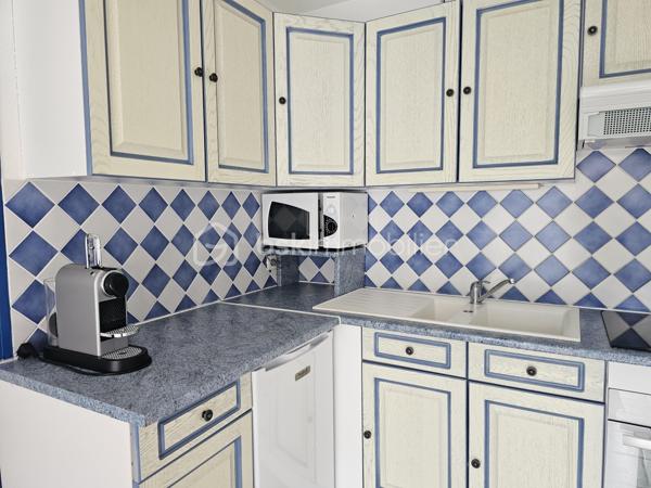 EN EXCLUSIVITE. COUP DE COEUR pour cet appartement de 2 pièces, face à la plage et à 2 pas des commodités.

Dans une résidence sécurisée, ce charmant appartement de 25 m2 avec jardin se compose d'un séjour, une cuisine, une chambre, une salle d'eau avec WC, un débarras. La douche et le ballon d'eau chaude ont été changés en 2024.
Vous serez séduit par le jardin qui prolonge la surface en vous permettant d'y prendre vos repas et d'installer vos chaises longues.
Il est vendu avec une place de parking. 
Le bon état de cet appartement, son jardin, sa situation entre plage et commerces font que nous lui attribuons la mention "COUP DE COEUR".
A découvrir sans tarder !