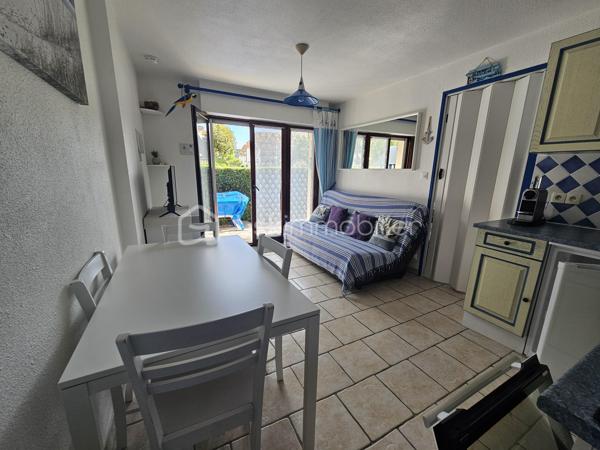 EN EXCLUSIVITE. COUP DE COEUR pour cet appartement de 2 pièces, face à la plage et à 2 pas des commodités.

Dans une résidence sécurisée, ce charmant appartement de 25 m2 avec jardin se compose d'un séjour, une cuisine, une chambre, une salle d'eau avec WC, un débarras. La douche et le ballon d'eau chaude ont été changés en 2024.
Vous serez séduit par le jardin qui prolonge la surface en vous permettant d'y prendre vos repas et d'installer vos chaises longues.
Il est vendu avec une place de parking. 
Le bon état de cet appartement, son jardin, sa situation entre plage et commerces font que nous lui attribuons la mention "COUP DE COEUR".
A découvrir sans tarder !