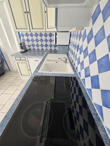 EN EXCLUSIVITE. COUP DE COEUR pour cet appartement de 2 pièces, face à la plage et à 2 pas des commodités.

Dans une résidence sécurisée, ce charmant appartement de 25 m2 avec jardin se compose d'un séjour, une cuisine, une chambre, une salle d'eau avec WC, un débarras. La douche et le ballon d'eau chaude ont été changés en 2024.
Vous serez séduit par le jardin qui prolonge la surface en vous permettant d'y prendre vos repas et d'installer vos chaises longues.
Il est vendu avec une place de parking. 
Le bon état de cet appartement, son jardin, sa situation entre plage et commerces font que nous lui attribuons la mention "COUP DE COEUR".
A découvrir sans tarder !