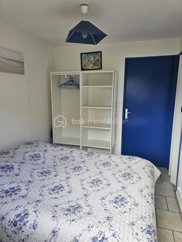 EN EXCLUSIVITE. COUP DE COEUR pour cet appartement de 2 pièces, face à la plage et à 2 pas des commodités.

Dans une résidence sécurisée, ce charmant appartement de 25 m2 avec jardin se compose d'un séjour, une cuisine, une chambre, une salle d'eau avec WC, un débarras. La douche et le ballon d'eau chaude ont été changés en 2024.
Vous serez séduit par le jardin qui prolonge la surface en vous permettant d'y prendre vos repas et d'installer vos chaises longues.
Il est vendu avec une place de parking. 
Le bon état de cet appartement, son jardin, sa situation entre plage et commerces font que nous lui attribuons la mention "COUP DE COEUR".
A découvrir sans tarder !