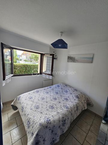 EN EXCLUSIVITE. COUP DE COEUR pour cet appartement de 2 pièces, face à la plage et à 2 pas des commodités.

Dans une résidence sécurisée, ce charmant appartement de 25 m2 avec jardin se compose d'un séjour, une cuisine, une chambre, une salle d'eau avec WC, un débarras. La douche et le ballon d'eau chaude ont été changés en 2024.
Vous serez séduit par le jardin qui prolonge la surface en vous permettant d'y prendre vos repas et d'installer vos chaises longues.
Il est vendu avec une place de parking. 
Le bon état de cet appartement, son jardin, sa situation entre plage et commerces font que nous lui attribuons la mention "COUP DE COEUR".
A découvrir sans tarder !