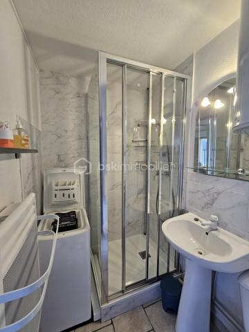 EN EXCLUSIVITE. COUP DE COEUR pour cet appartement de 2 pièces, face à la plage et à 2 pas des commodités.

Dans une résidence sécurisée, ce charmant appartement de 25 m2 avec jardin se compose d'un séjour, une cuisine, une chambre, une salle d'eau avec WC, un débarras. La douche et le ballon d'eau chaude ont été changés en 2024.
Vous serez séduit par le jardin qui prolonge la surface en vous permettant d'y prendre vos repas et d'installer vos chaises longues.
Il est vendu avec une place de parking. 
Le bon état de cet appartement, son jardin, sa situation entre plage et commerces font que nous lui attribuons la mention "COUP DE COEUR".
A découvrir sans tarder !