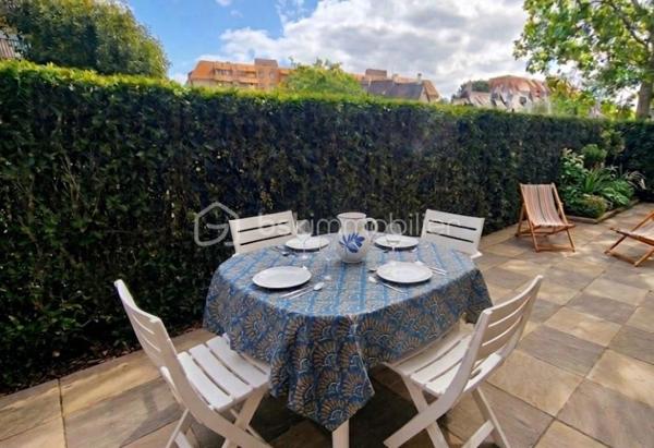 EN EXCLUSIVITE. COUP DE COEUR pour cet appartement de 2 pièces, face à la plage et à 2 pas des commodités.

Dans une résidence sécurisée, ce charmant appartement de 25 m2 avec jardin se compose d'un séjour, une cuisine, une chambre, une salle d'eau avec WC, un débarras. La douche et le ballon d'eau chaude ont été changés en 2024.
Vous serez séduit par le jardin qui prolonge la surface en vous permettant d'y prendre vos repas et d'installer vos chaises longues.
Il est vendu avec une place de parking. 
Le bon état de cet appartement, son jardin, sa situation entre plage et commerces font que nous lui attribuons la mention "COUP DE COEUR".
A découvrir sans tarder !
