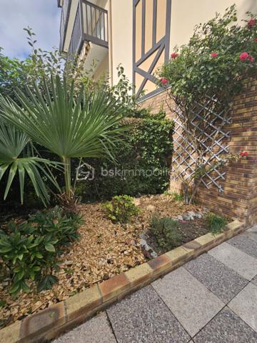 EN EXCLUSIVITE. COUP DE COEUR pour cet appartement de 2 pièces, face à la plage et à 2 pas des commodités.

Dans une résidence sécurisée, ce charmant appartement de 25 m2 avec jardin se compose d'un séjour, une cuisine, une chambre, une salle d'eau avec WC, un débarras. La douche et le ballon d'eau chaude ont été changés en 2024.
Vous serez séduit par le jardin qui prolonge la surface en vous permettant d'y prendre vos repas et d'installer vos chaises longues.
Il est vendu avec une place de parking. 
Le bon état de cet appartement, son jardin, sa situation entre plage et commerces font que nous lui attribuons la mention "COUP DE COEUR".
A découvrir sans tarder !