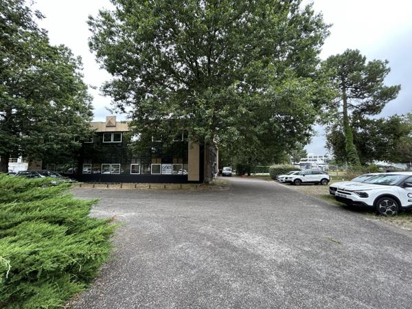 Bureaux à louer avec parkings dans un environnement calme à Pessac